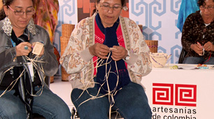 Artesanas tejiendo, Expoartesanías 2012