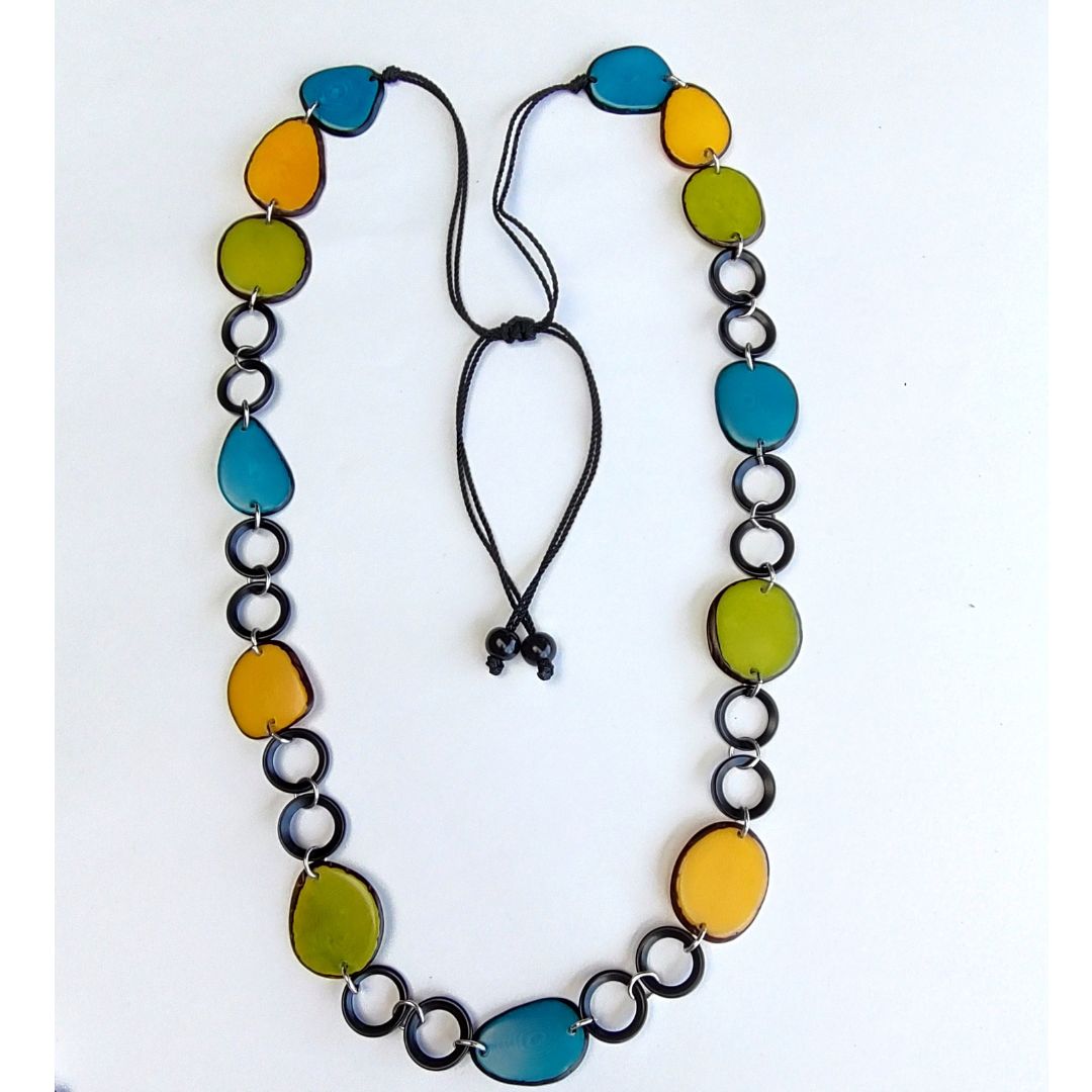 Collar hecho a mano en piezas de Tagua y cordòn encerado.