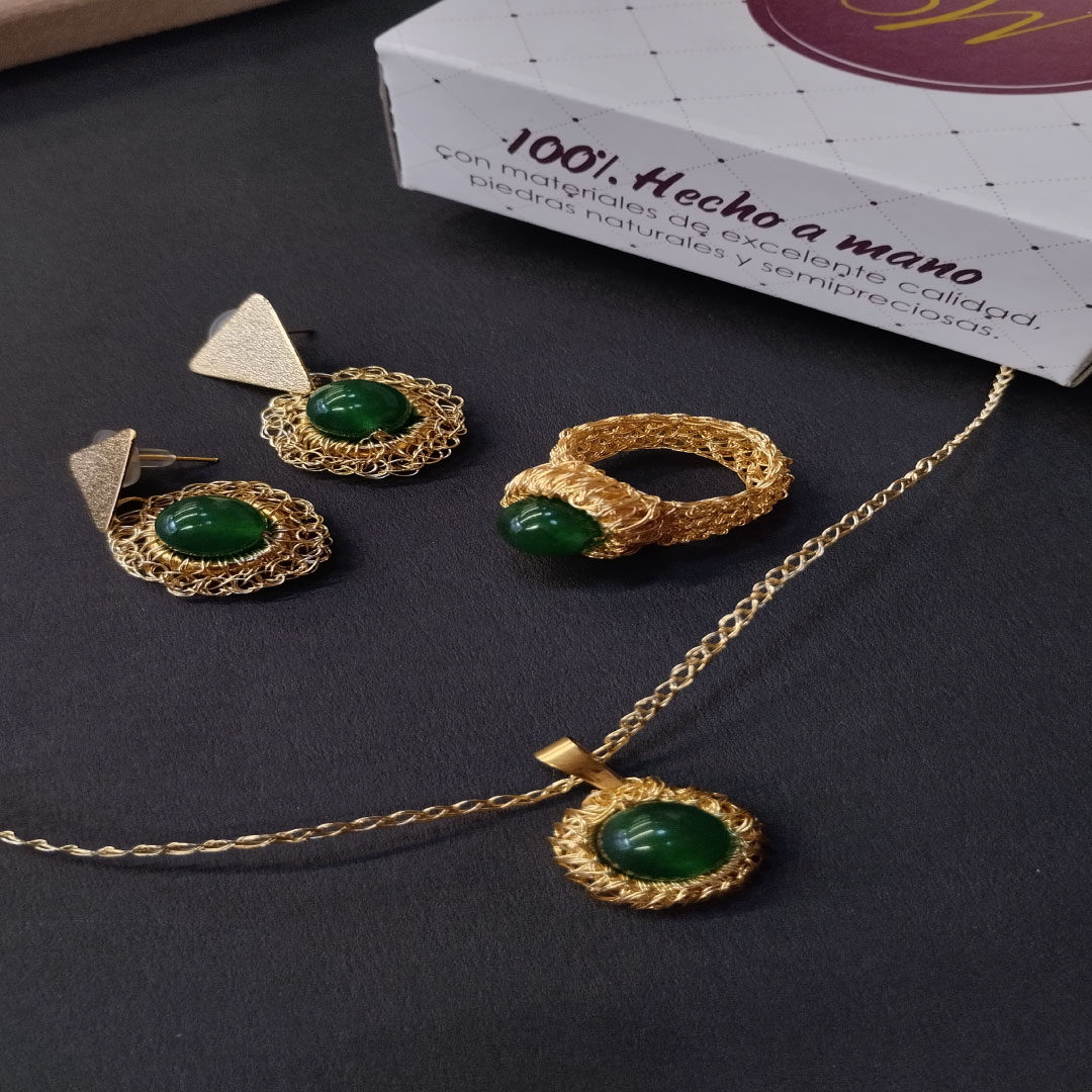 Collar Esperanza Collar tejido en alambre de cobre con baño de oro golfi, tecnica tejido punto peruano, piedra aventurina
