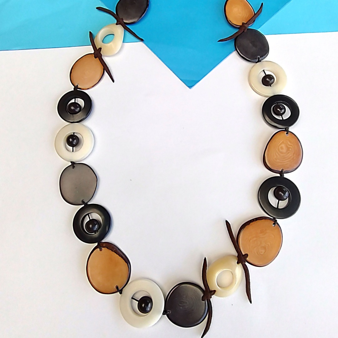 Collar hecho a mano con piezas de tagua multicolor.