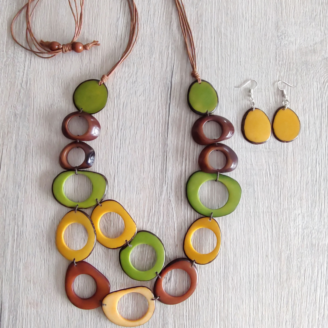 Collar hecho a mano con piezas de tagua blanco, negro y beige